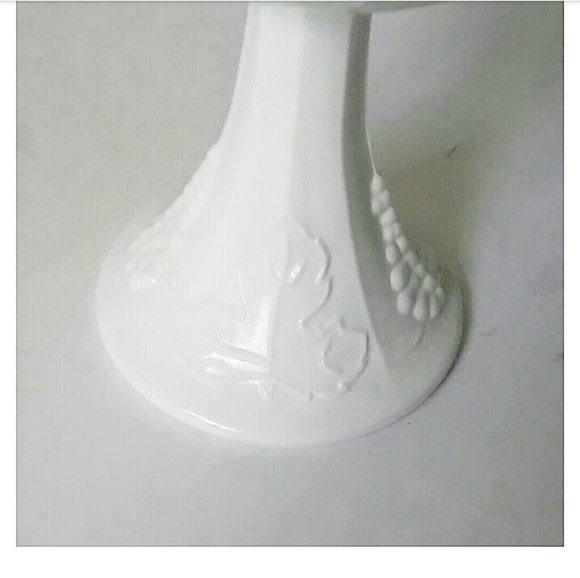 VINTAGE MILK GLASS PEDESTAL |  Grape Desig… - Picture 6 of 9
